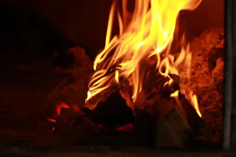 Feu dans une cheminée entretenue après ramonage